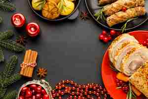 Foto grátis variedade de refeição de natal de vista superior com espaço de cópia