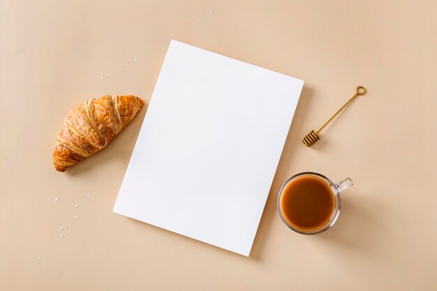 Variedade de refeição deliciosa de café da manhã com cartão vazio