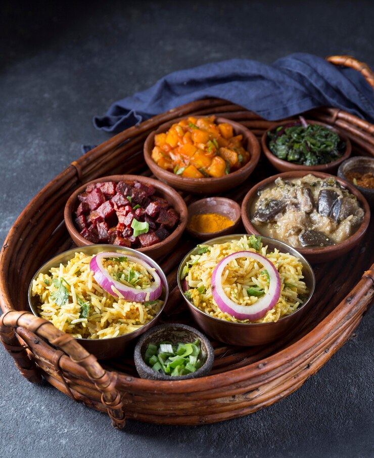 Foto grátis variedade de refeição deliciosa do paquistão em uma cesta