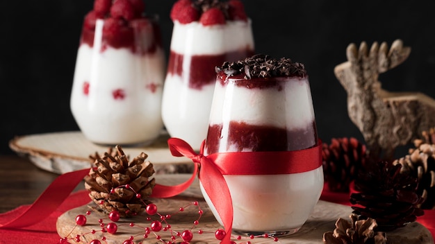 Variedade de sobremesas deliciosas de natal de vista frontal