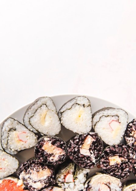 Foto grátis variedade de sushi com cópia-espaço