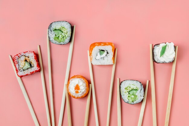 Variedade de sushi japonês tradicional de vista superior