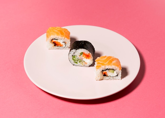 Foto grátis variedade de sushi plana leigos no prato