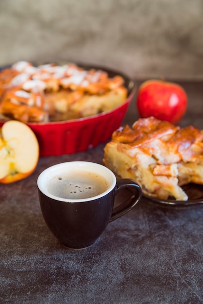 Variedade de torta de maçã de alto ângulo com café