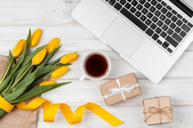 Foto grátis variedade de tulipas amarelas na mesa de trabalho