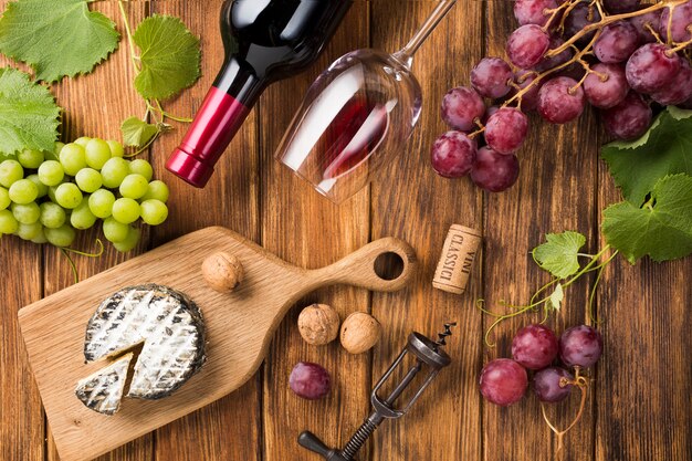 Variedade de vinho tinto e comida