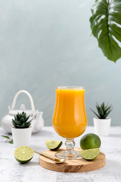 Foto grátis variedade de vista frontal com suco de laranja fresco