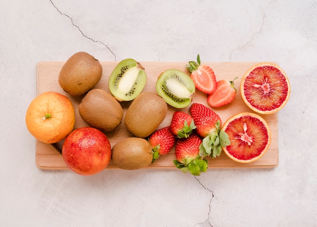 Variedade de vista superior de deliciosas frutas na mesa