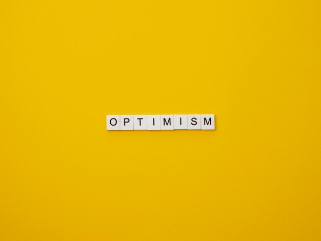 Variedade de vista superior de elementos do conceito de otimismo