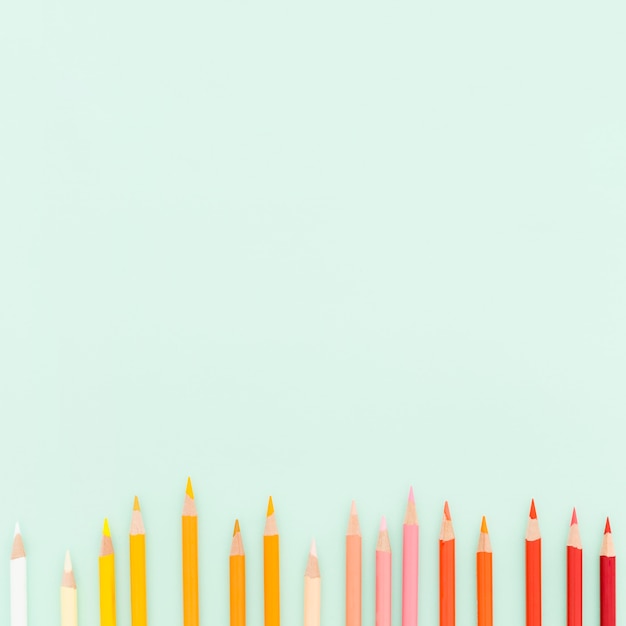 Foto grátis variedade de vista superior de lápis coloridos com espaço de cópia