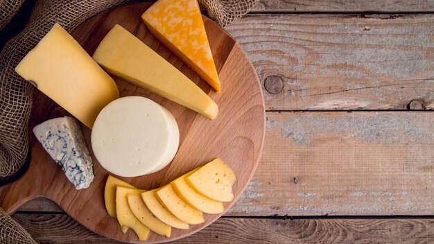 Variedade de vista superior de queijo delicioso em cima da mesa