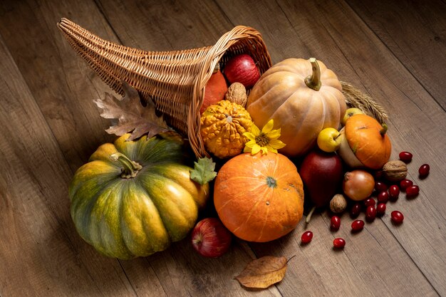 Variedade festiva de cornucópia com comidas deliciosas