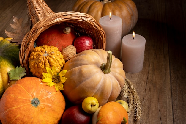 Variedade festiva de cornucópia com comidas deliciosas