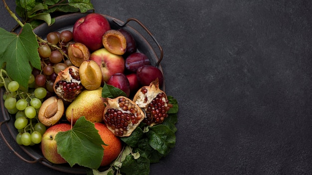 Variedade plana de deliciosas frutas de outono com espaço de cópia