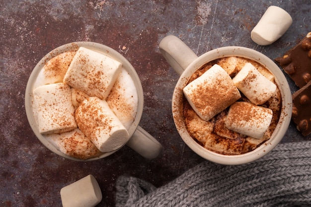 Foto grátis variedade plana leiga com bebida saborosa com marshmallows