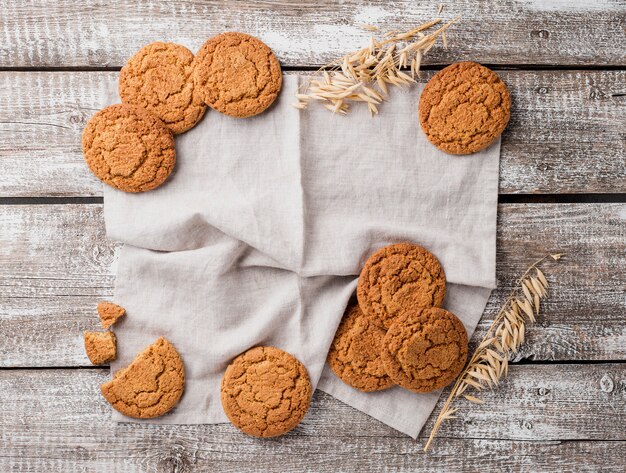 Variedade plana leiga de biscoitos e trigo