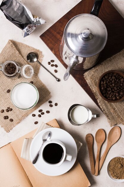 Variedade plana leiga de café com moedor e leite