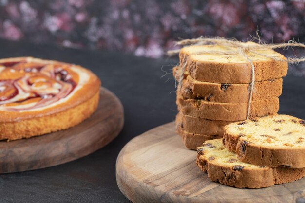 Variedades de tortas servidas em travessas de madeira.