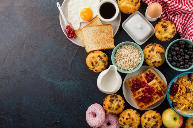 Vários alimentos para um delicioso café da manhã