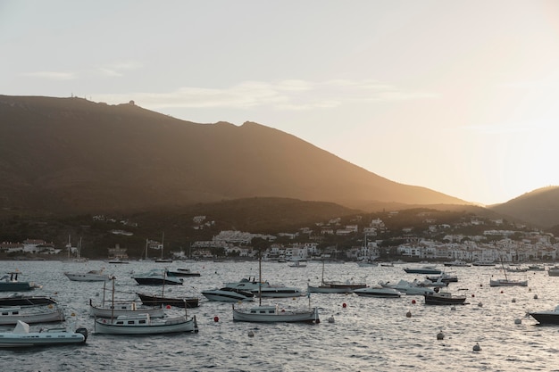 Foto grátis vários barcos viajando no oceano