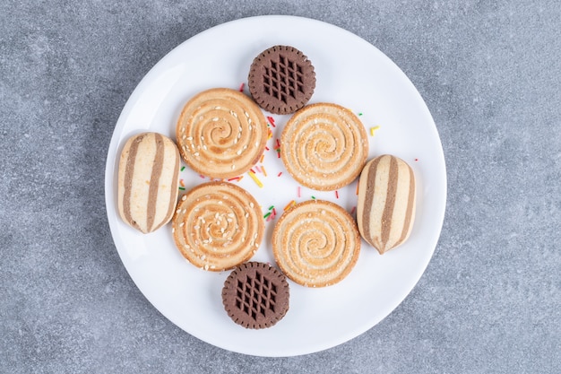 Vários biscoitos doces em prato branco