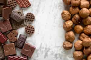 Foto grátis vários blocos de chocolate e avelãs sobre fundo branco