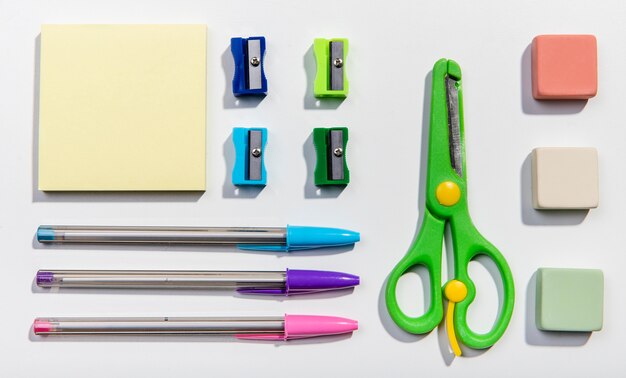 Vários cartões de post-it e ferramentas escolares