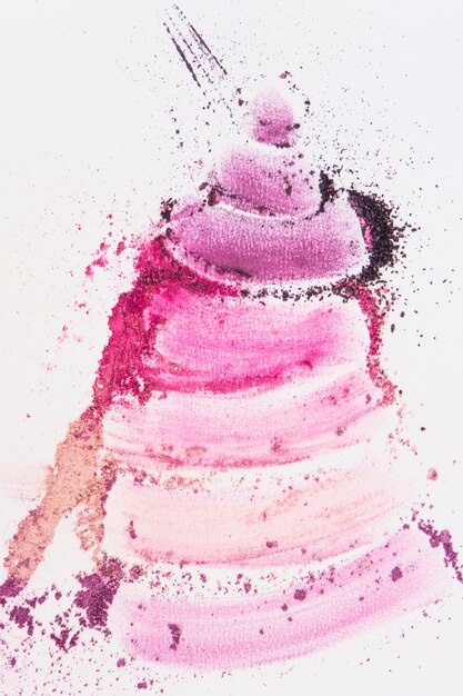 Vários cosméticos face em pó de cores diferentes sobre o pano de fundo branco