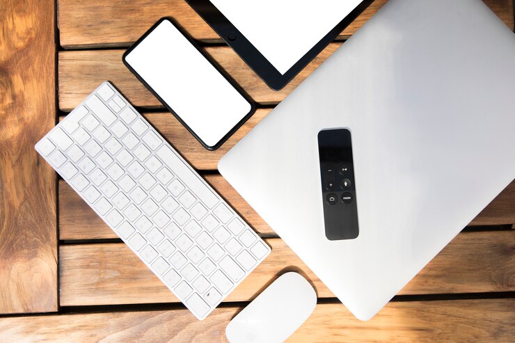 Foto grátis vários dispositivos digitais na mesa