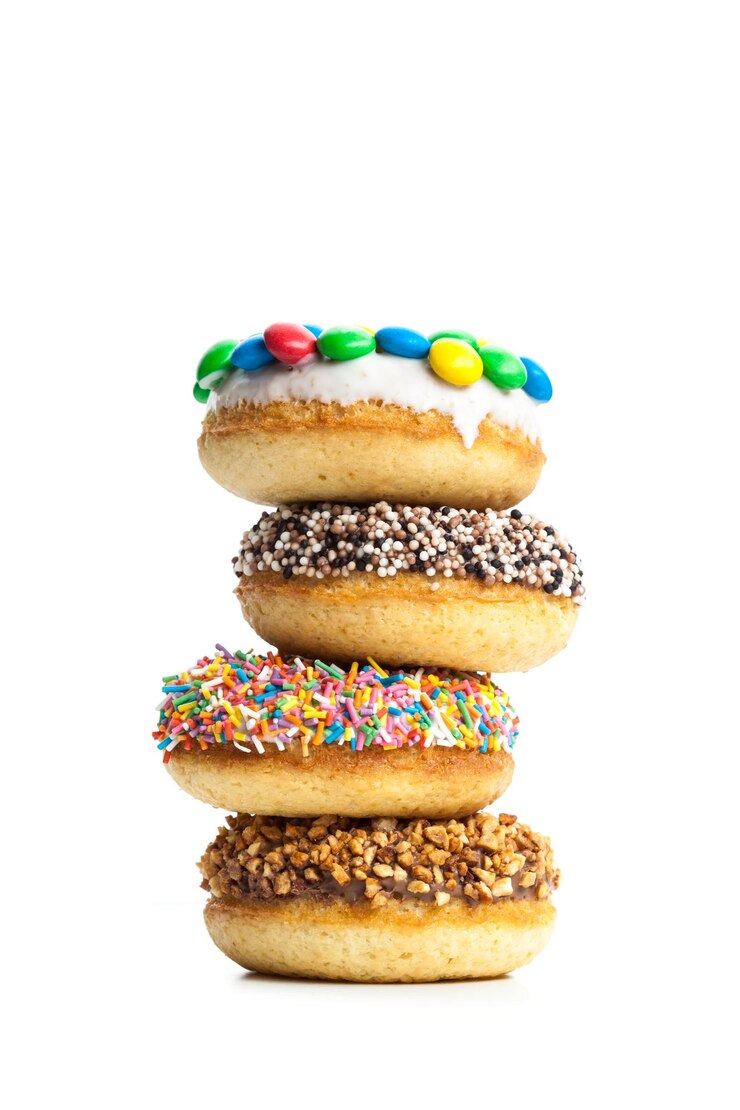 Foto grátis vários donuts em fundo branco