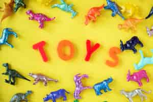 Foto grátis vários figuras de brinquedo animal fundo com a palavra brinquedos