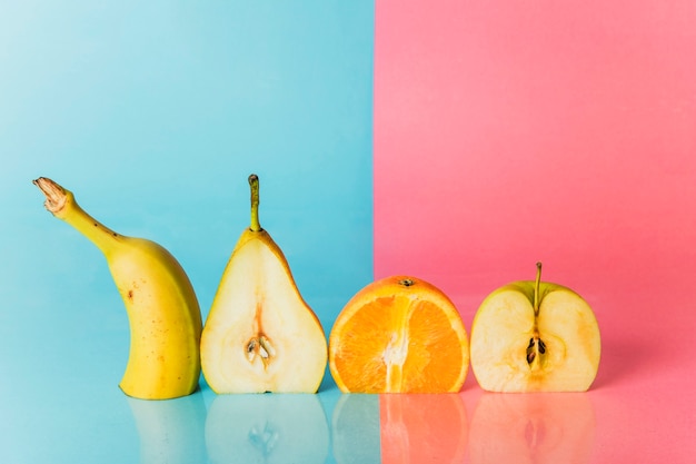 Foto grátis vários frutos cortados pela metade