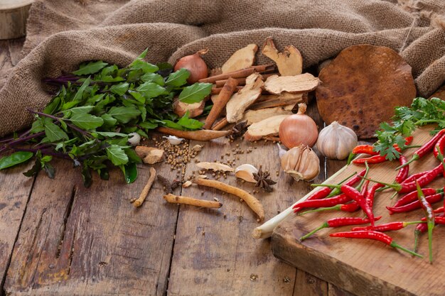 Vários ingredientes usados para fazer comida asiática são colocados em uma mesa de madeira.