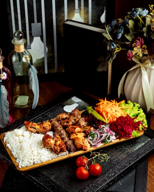 Foto grátis vários kebab com arroz e legumes