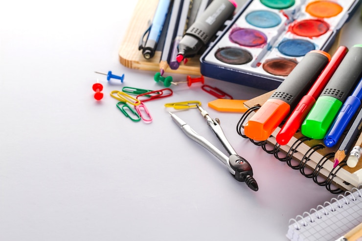 Foto grátis vários materiais coloridos para escola