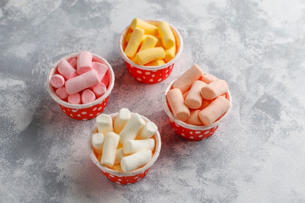 Vários mini marshmallows misturados em cinza, vista superior