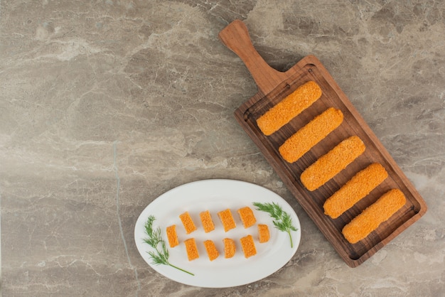 Vários nuggets de frango na mesa de mármore.