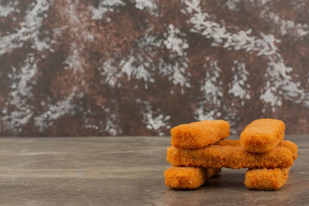 Foto grátis vários nuggets de frango no fundo de mármore.