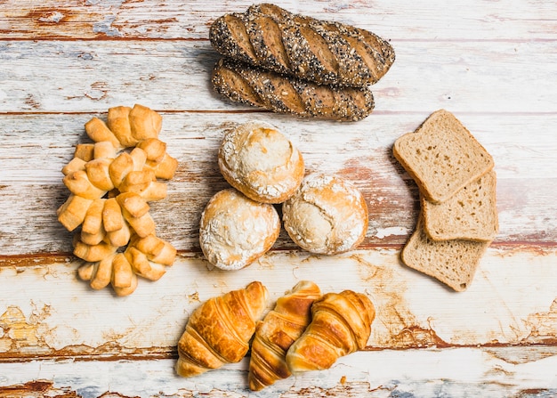 Foto grátis vários pães e pão na mesa