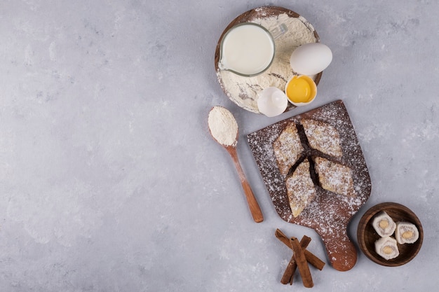 Vários pastéis e ingredientes na travessa de madeira