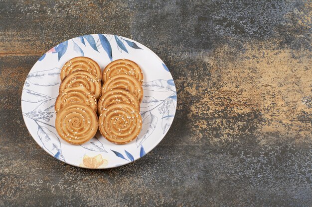 Vários saborosos biscoitos no prato colorido.