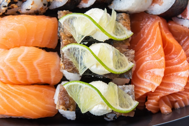 Vários sushi no prato sobre a mesa - detalhe