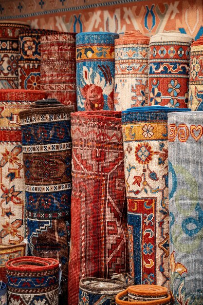 Vários tapetes no Grande Bazar em Istambul, Turquia
