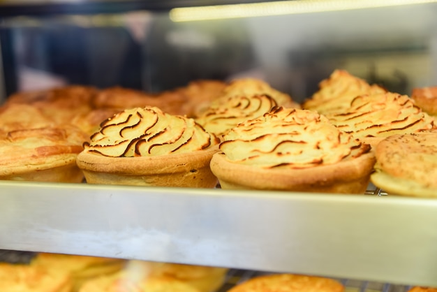 Vários tipos de pão na prateleira na padaria.