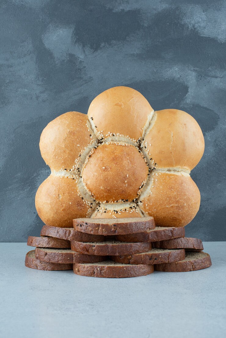 Foto grátis vários tipos de pão na superfície da pedra