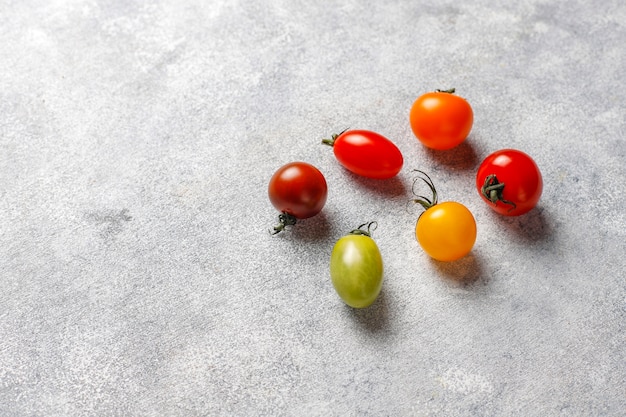 Foto grátis vários tomates cereja coloridos.