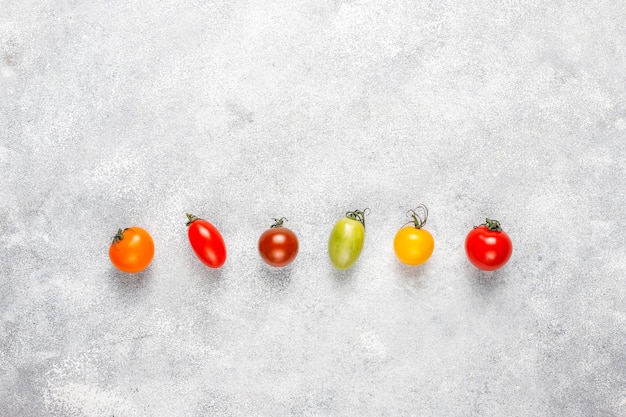 Vários tomates cereja coloridos.