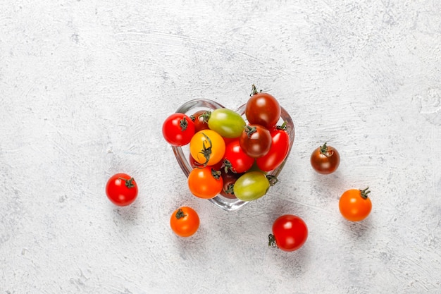 Vários tomates cereja coloridos.