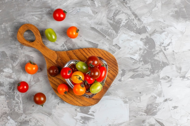 Vários tomates cereja coloridos.