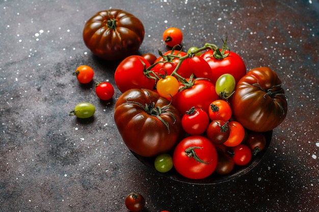 Vários tomates orgânicos frescos.